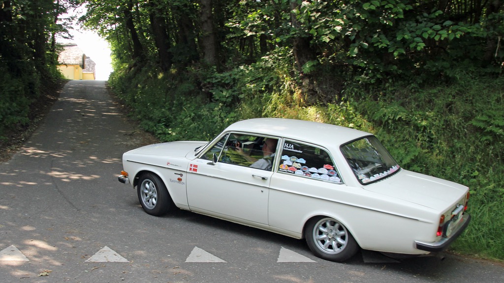 De mesterskabsførende i Expert-klassen, de lokale Henning og Else Friborg, fra Them ses her, i deres fine Volvo 142S fra 1970, runde en af de udfordrende passager i 3. afdeling af DASU Classic Regularity 2025.
(Foto: Bjarne Andersen)
